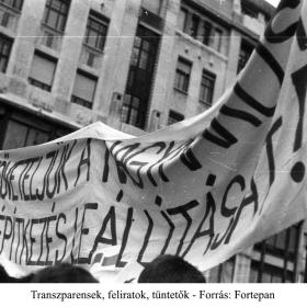 Transzparensek, feliratok, tüntetők