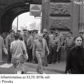 A tüntetők feltartóztatása az ELTE BTK-nál