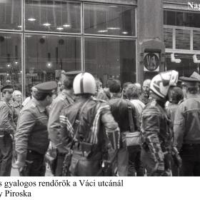 Motoros és gyalogos rendőrök a Váci utcánál