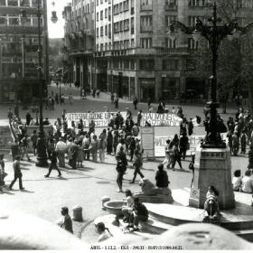Tüntetők és transzparensek a Vörösmarty téren 1989. április 22-én II.
