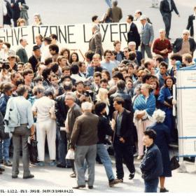 Tüntetők és transzparensek a Vörösmarty téren 1989. április 22-én I.