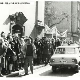 Tüntetők az 1989. március 6-i demonstráción, a Fő utcán a Környezetvédelmi és Vízgazdálkodási Minisztériummal szemben I.