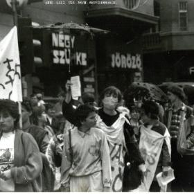Az 1989. április 21-i tüntetés résztvevői a Négy szürke söröző előtt (Margit körút 60., akkor Mártírok útja)