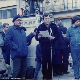 Bába Iván beszédet mond az 1989. március 2-i Vörösmarty téri FIDESZ demonstráción