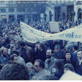 Csengey Dénes, Tamás Gáspár Miklós, Pokorni Zoltán, Horn Gábor és Mécs Imre a tömegben az 1989. március 2-i Vörösmarty téri FIDESZ demonstráción