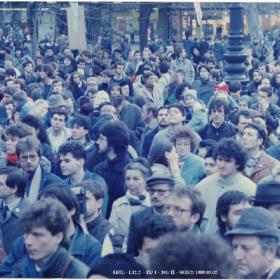 Tüntetők az 1989. március 2-i Vörösmarty téri FIDESZ demonstráción