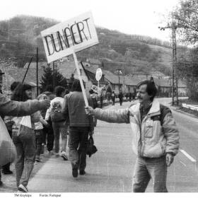 Az 1989. április 3-i megmozdulás tüntetői útban az építkezés felé I.